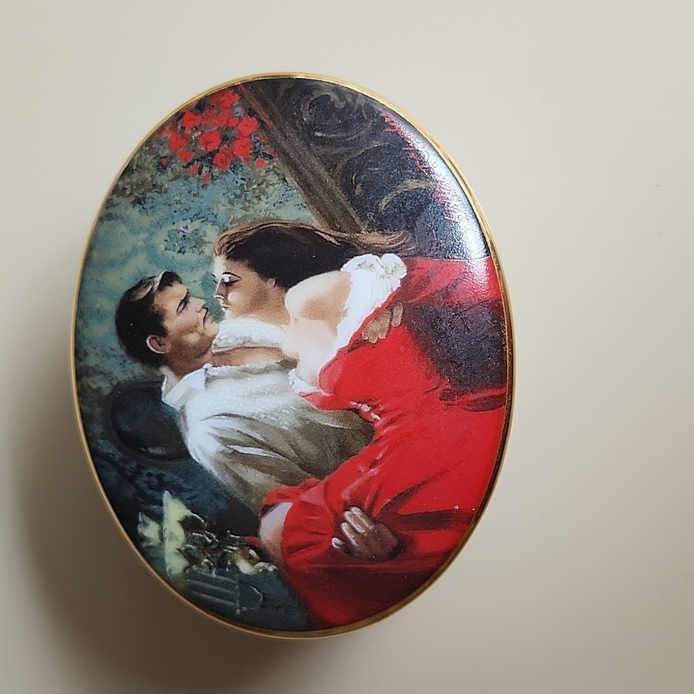 Vintage "Scarlett and Rhett " William Chambers "Gone With The Wind " Music Box